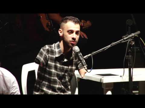 Jovem com deficiência física da exemplo de superação na música
