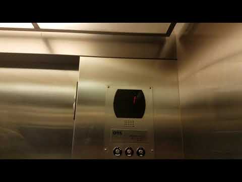 Otis Series 5 hydraulic elevator at Branson Missouri mall in Branson MI