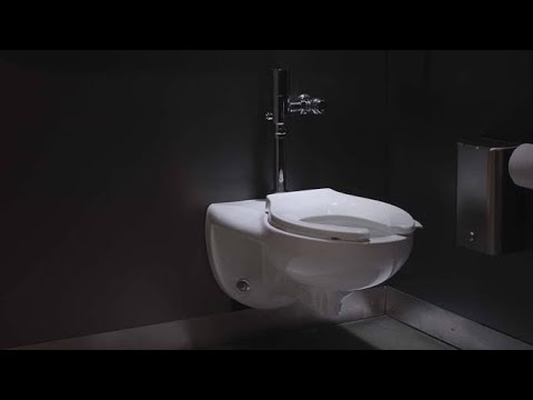 POCO MAS Y VEMOS A DANIREP EN EL BAÑO.