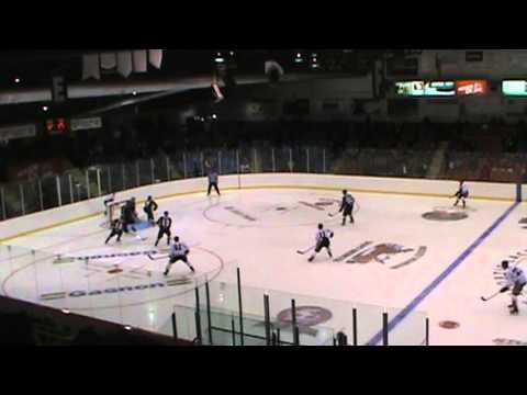 Bla bla entre # 24 Chris Cloutier (Cornwall) et # 91 Hubert Poulin (St-Georges) 11/oct/2013.