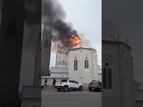 Incêndio atinge igreja centenária de Flores da Cunha no Rio Grande do Sul | #SBTNews