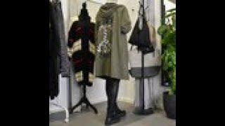 Peace & love-kofta med huva och gömda fickor i sidorna.