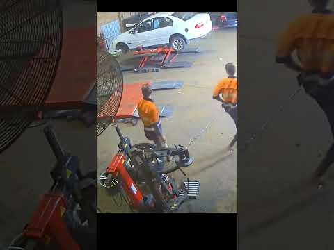 Car Tyre Change Karte Time… Ye Kya Dikh Gaya? 😳🚗 #shortsfeed #viralvideo #trending