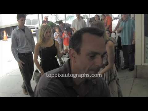 Hank Azaria - Signing Autographs at the 'Smurfs 2' premiere in NYC