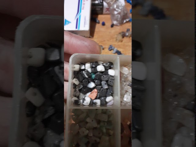 Vídeo relacionado con cotigo, Colgante de Piedra Natural de Forma de Punta - Incluye una Cadena de Hilo Encerado Negro 45cm - Distintas Piedras Semipreciosas (Amatista)