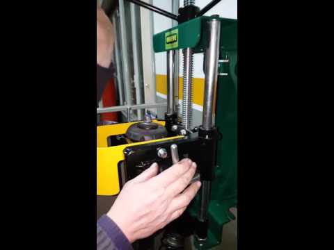 Compresión de Espiral McPherson de un Citroen C3 utilizando el Prensa Espirales ERREVE