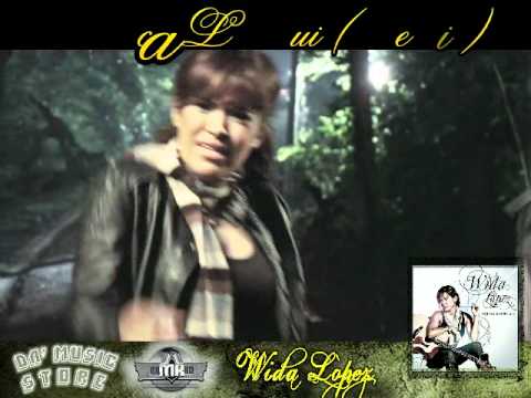 Wida López Felicitando a la Ganadora Allison Napa