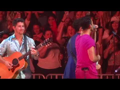 download lagu mp3 mp4 Jonas Brothers Gotta Find You, download lagu Jonas Brothers Gotta Find You gratis, unduh video klip Jonas Brothers Gotta Find You