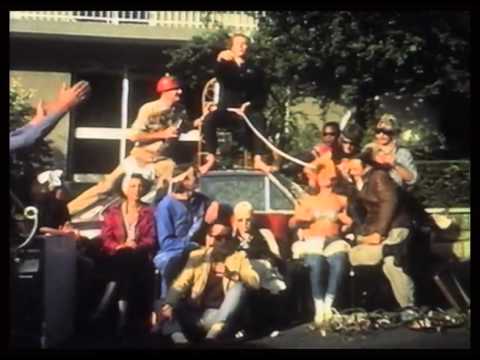 La Rue Lasson et la voiture de Sophie (1985) by Gérard Courant - Portrait de groupe #6