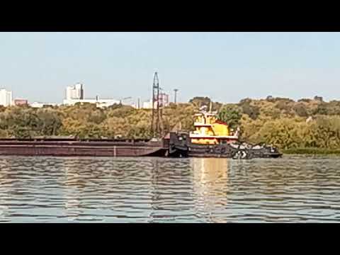 Капитан баржи гоняет браконьеров на фарватере реки. The captain drives the fishermen.