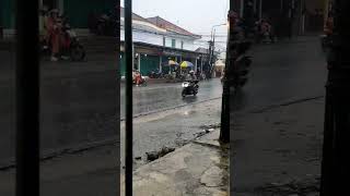 Download lagu jalan jalan berteduh. #jalanjalan #jalanjalansore #jalan #hujan mp3