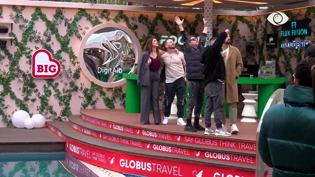 Surprizë nga ajri për Tirin dhe Krisën, banorët emocionohen