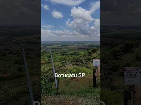 município de Botucatu está localizado no centro do estado de São Paulo, a cerca de 235 km da capital