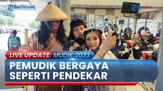 Tiga Pemudik Bergaya Bak Pendekar, Curi Perhatian Pemudik Lainnya di Stasiun Pasar Senen