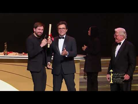 فيلم In My Parents’ House يفوز بجائزة لجنة التحكيم الخاصة | المخرج تيم إلريش في مهرجان القاهرة 46