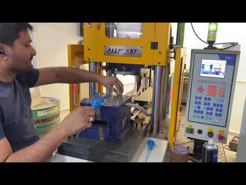 Vertical Locking Injection Moulding Machine
