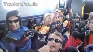 preview picture of video 'Fallschirmspringen Klatovy mit der Pink Skyvan aus 4300m'
