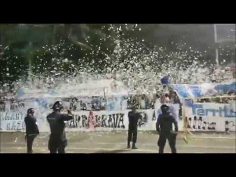 "Recibimiento de la Ultra Blanca y Barra Brava 96 en el AMC en la semifinal de ida contra Sonsonate" Barra: La Ultra Blanca y Barra Brava 96 &bull; Club: Alianza