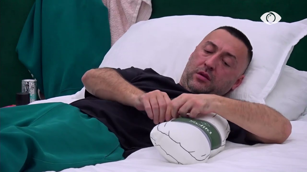 Ola fsheh paketat e cigareve, banorja diskuton me G Banin