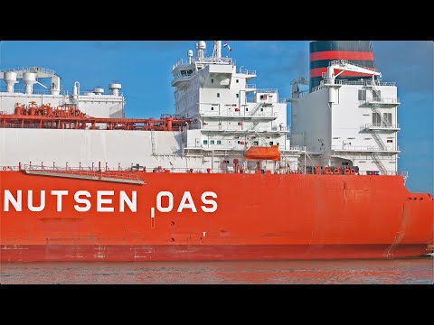 VERY LARGE LNG TANKER DEPART FROM PORT OF ROTTERDAM NETHERLANDS - 4K SHIPSPOTTING JANUARY 2023
