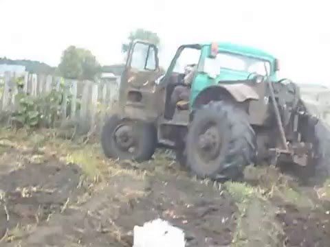 Самодельный трактор с двигателем ВАЗ-2106 'Мурзтанк'. Выкапывание картошки веерной лапкой.
