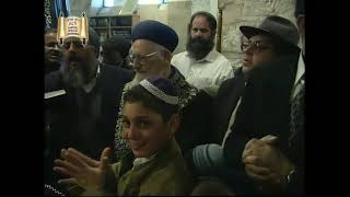 הדלקת נרות חנוכה בקבר רחל - מרן הרב מרדכי אליהו זצוק"ל (הרב מרדכי אליהו זצ"ל) - התמונה מוצגת ישירות מתוך אתר האינטרנט יוטיוב. זכויות היוצרים בתמונה שייכות ליוצרה. קישור קרדיט למקור התוכן נמצא בתוך דף הסרטון הדלקת נרות חנוכה בקבר רחל - מרן הרב מרדכי אליהו זצוק"ל (הרב מרדכי אליהו זצ"ל) - התמונה מוצגת ישירות מתוך אתר האינטרנט יוטיוב. זכויות היוצרים בתמונה שייכות ליוצרה. קישור קרדיט למקור התוכן נמצא בתוך דף הסרטון