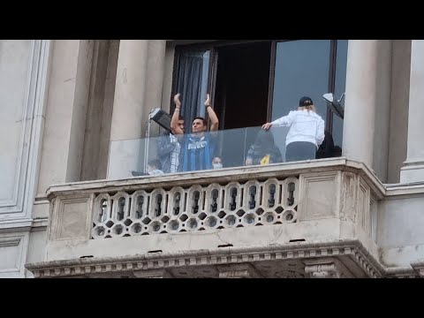 Javier Zanetti festeggia in piazza Duomo : "Lo meritano tutti i tifosi" - Inter campione d'Italia