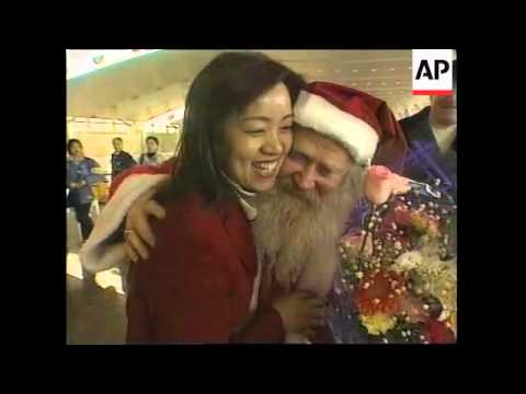 CHINA: BEIJING: "THE REAL SANTA CLAUS" SHOWDOWN (2)