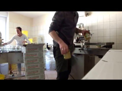 Honig abfüllen in der Imkerei Ahrens Deutschen Honig immer beim Imker kaufen  Honig vom Imker ein Produkt aus der Natur