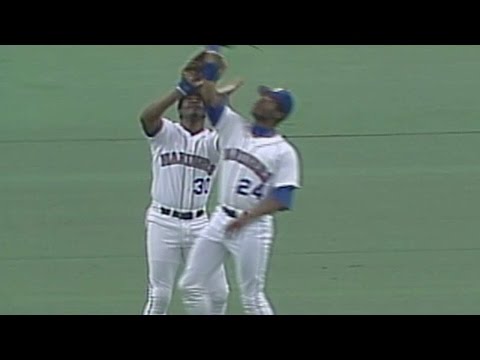 CWS@SEA: Griffey Jr. takes catch away from his dad