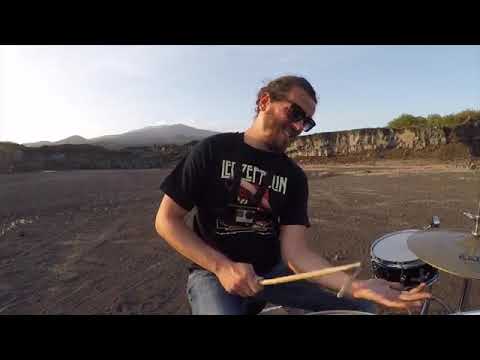 Flaviano Pennisi suona la batteria nella Cava Asero dell'Etna