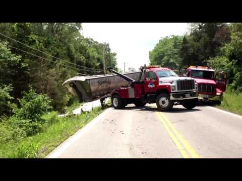 Idiot tow driver trying to pull trailer into road