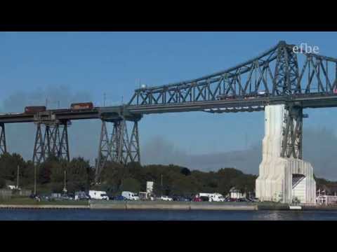 Züge auf der Eisenbahn-Hochbrücke Rendsburg Nord-Ostsee-Kanal (Oktober 2013)
