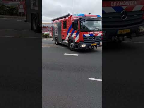 Tankautospuit Loosduinen 15-7730 met spoed naar een Woningbrand in Den Haag