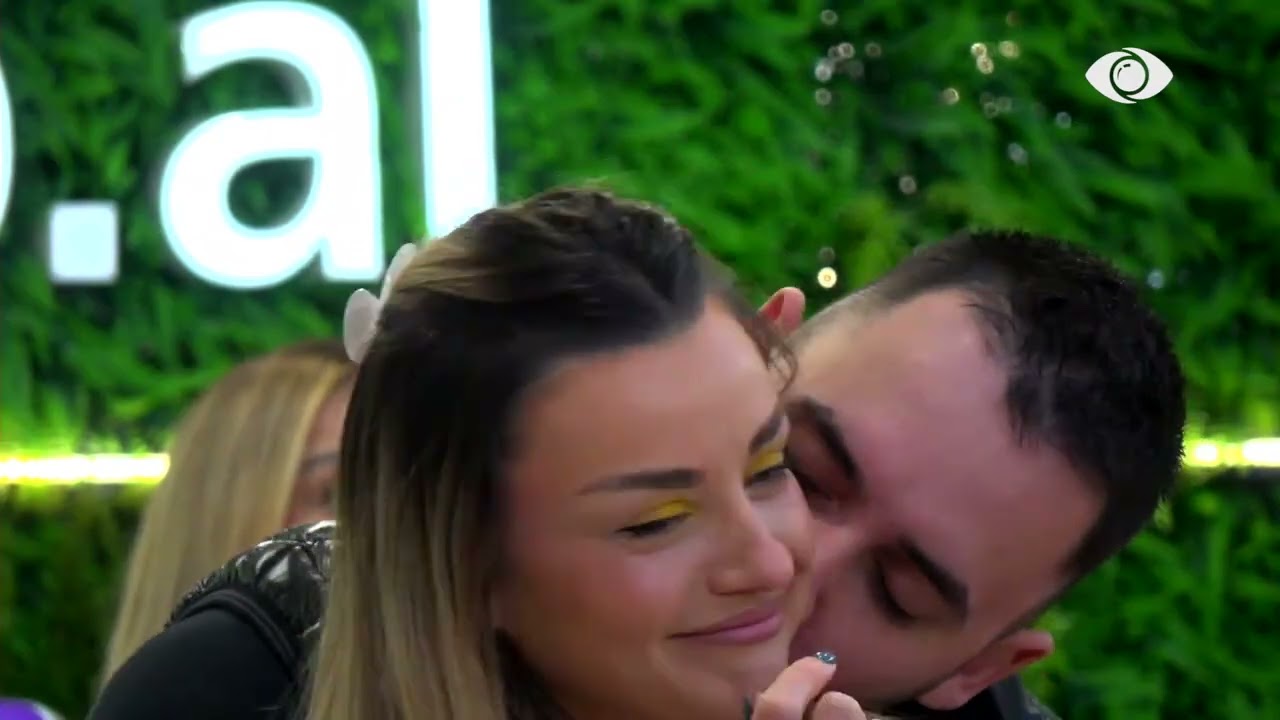 Ina përlotet, Keijsi i qëndron pranë