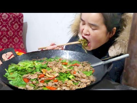 苗大姐做"干锅牛肉"，放点五香草，老妈连吃4碗饭，越吃越开胃!【苗阿朵美食】