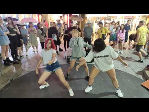 LOVELY GIRLS FROM SPAIN💝. ATEEZ 'HALA HALA' COVER. ENJOYING UNFORGETTABLE BUSKING ON SULTRY DAY.