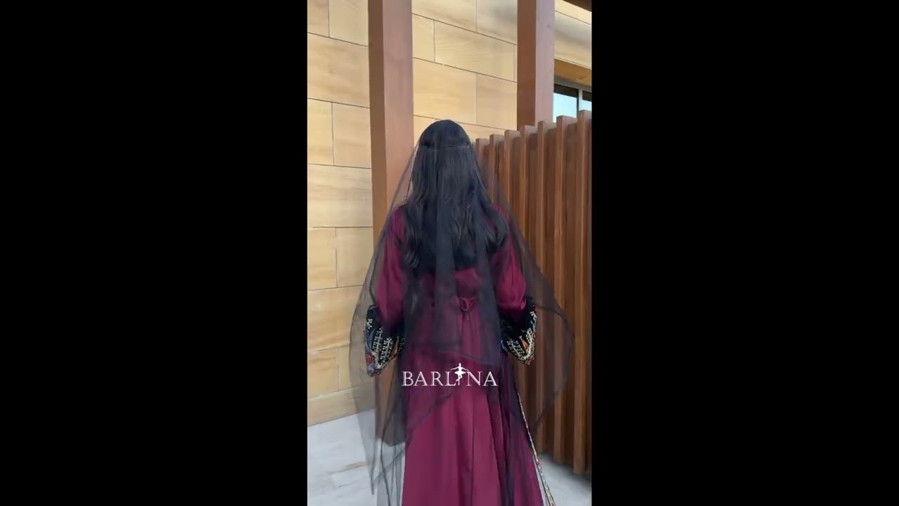 جلابية حمراء بتطريز تراثي ملون - L