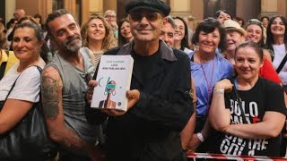 Luca Carboni, la lunga coda dei fan per il firmacopie di «Luca non parlava mai»: «Un libro che pa...