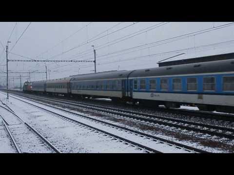 111.030-3 | ... 110.045-2 a 20 vagónů na vlaku Sv 1306