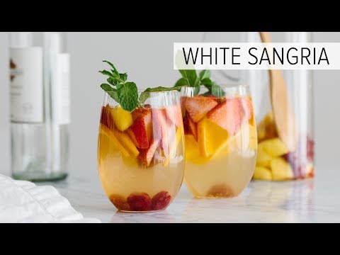 WHITE SANGRIA WITH MANGO AND BERRIES | fruity white wine sangria