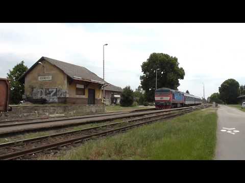 749.265-5 na vlaku Os 3635 za větrného počasí ve stanici Bohuňovice