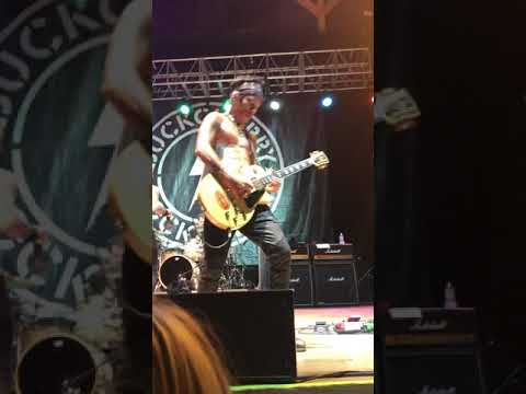 Buckcherry ‘s Stevie D guitar solo LEAVE A LIGHT ON
