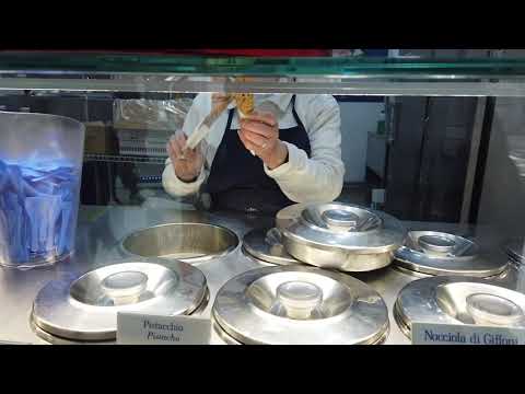 Esta gelateria possui cinco redes em Nápoles, Itália | Gelateria Mennella