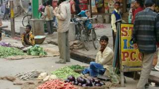 preview picture of video 'Street selling trade in India and Nepal.'