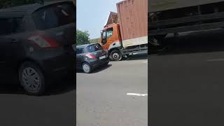 Download lagu Ledakan ban di jalan raya #ledakan #jalan raya mp3