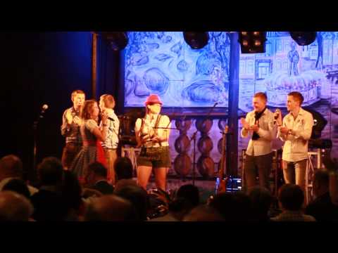 Die Hände hoch | Laura Kamhuber