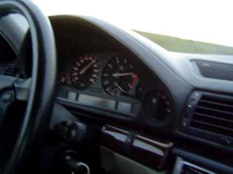 BMW 750i E38 V12 gibt Gas auf der Autobahn