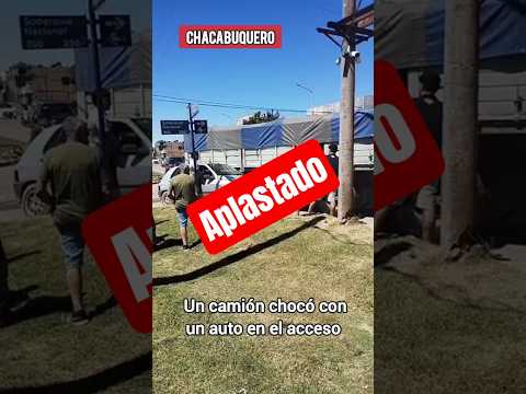 Un camión aplastó a un auto en el acceso a la ciudad de Chacabuco