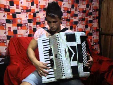 Gaitaço de Jonathan Silva (Musical Kaoma) Tocando Sanfona a 4 Meses.